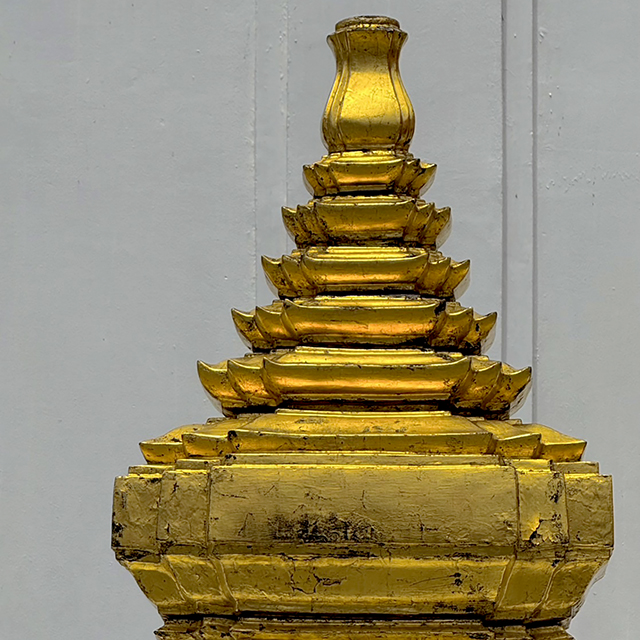Column with a decorative knob