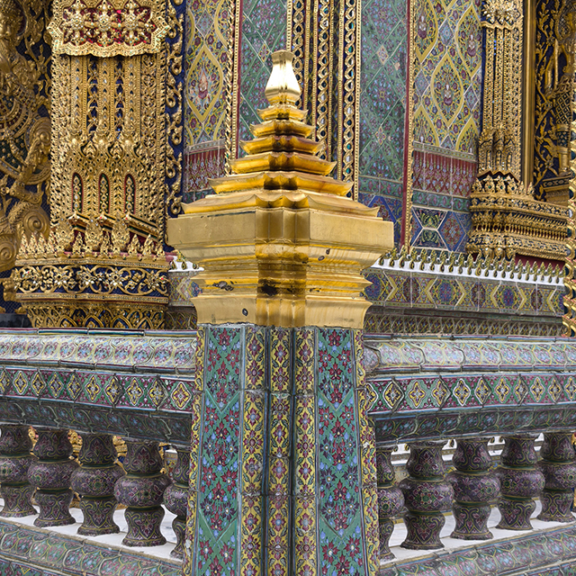Column with a decorative knob
